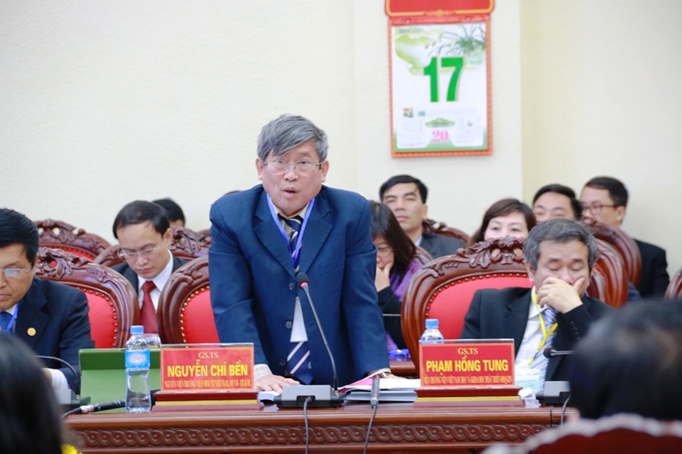 Văn hóa và con người Ninh Bình trong phát triển bền vững - 1 GS.TS Nguyễn Chí Bền, Viện Văn hóa nghệ thuật quốc gia Việt Nam với bài phát biểu về “Vị thế địa – văn hóa của cố đô Hoa Lư và tính cách người Ninh Bình.