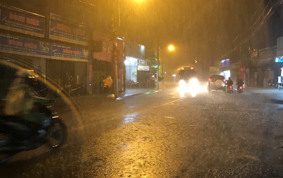 Mưa như trút trong đêm, nhiều tuyến phố Sài Gòn ngập nước - 2
Khuya 25/4, nhiều khu vực Nam Bộ và TPHCM có mưa rất lớn kèm theo sấm sét, giông gió khá mạnh.