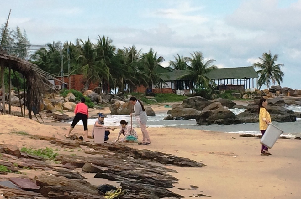 Người dân tham gia làm sạch bờ biển Phú Quốc