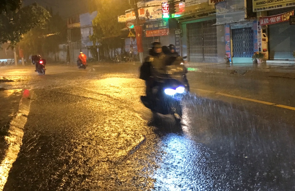 Mưa như trút trong đêm, nhiều tuyến phố Sài Gòn ngập nước - 1 Mưa như trút trong đêm, nhiều tuyến phố Sài Gòn ngập nước - 1