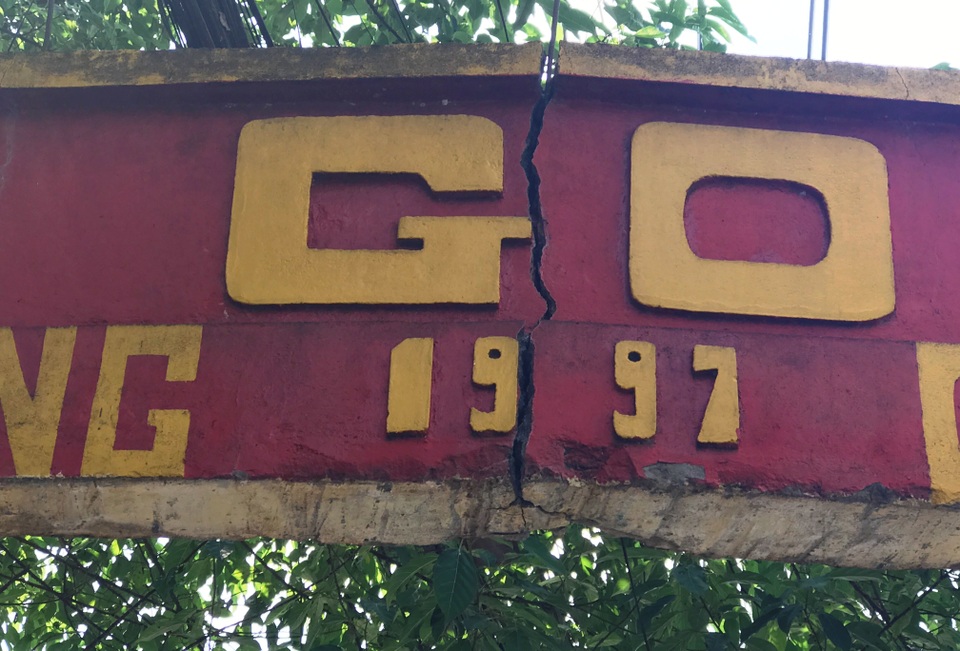 Cổng đình nứt toác, chờ sập vì bị xe tải tông - 2 Cổng đình bị nứt toác...