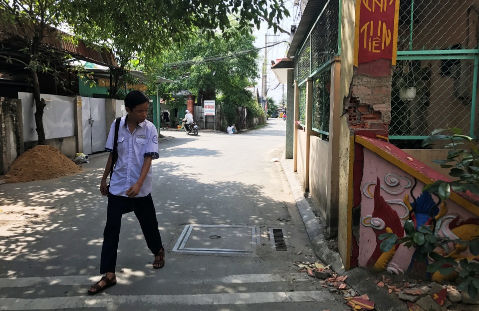 Cổng đình nứt toác, chờ sập vì bị xe tải tông - 3 
Nhiều mảng bê tông bong tróc, rơi xuống đất.