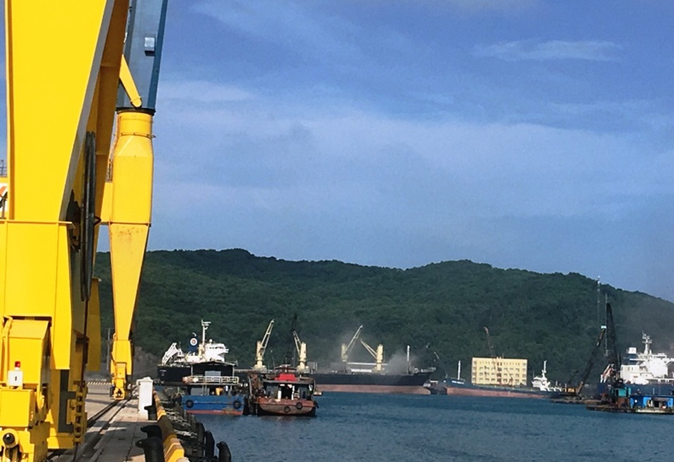 Vụ tàu xả thải trên biển: "Chất thải không hề độc hại" - 1 Hai con tàu của đơn vị thi công đổ vật liệu nạo vét luồng tàu tại cảng tổng hợp quốc tế gang thép Nghi Sơn