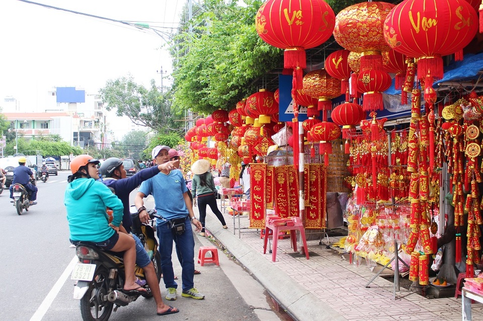 
Trên các tuyến phố, đèn lồng đỏ cũng ngập tràn, tô thêm sắc xuân cho thành phố biển
