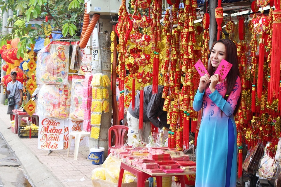 Thiếu nữ phố biển tranh thủ chụp hình trước thềm năm mới Đinh Dậu. Các đường hoa, phố đèn lồng... là nơi có nhiều thiếu nữ đến chụp hình những ngày gần đây