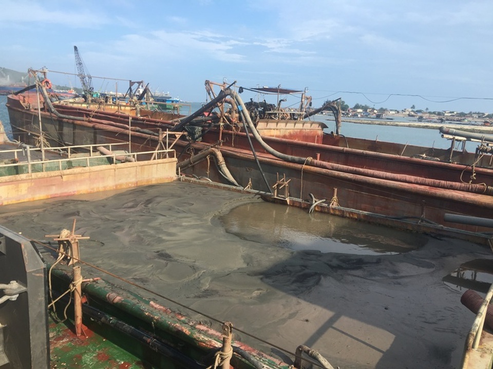 Vụ tàu xả thải trên biển: "Chất thải không hề độc hại" - 3 Tàu đã chứa đầy vật liệu nạo vét nhưng chưa đi đổ vì cơ quan chức năng đang yêu cầu tạm dừng để các ngành làm rõ.