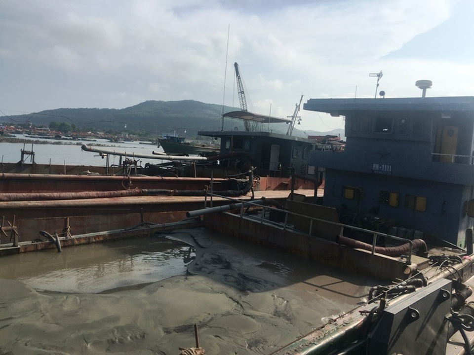 Đồng thời tạm dừng việc đổ vật liệu nạo vét trên biển để hoàn thiện công nghệ và thực hiện đúng quy trình