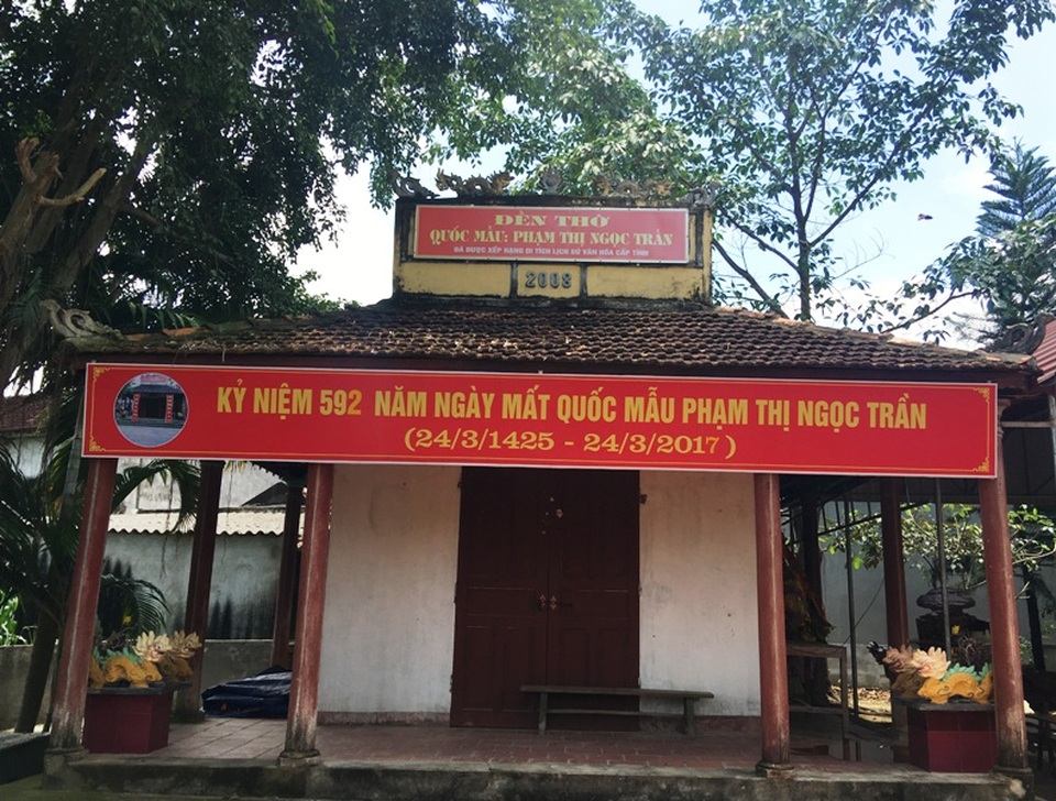 Bảo vệ vật thể được người dân phát hiện dưới lòng sông Chu - 4 Đền thờ Quốc mẫu Phạm Thị Ngọc Trần tại làng Thượng Vôi, xã Xuân Hòa