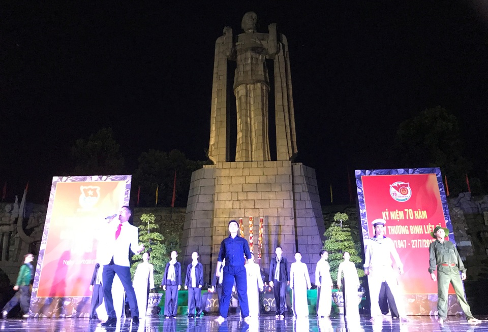 Nghĩa trang liệt sĩ lung linh trong đêm thắp nến tri ân - 2 Nghĩa trang liệt sĩ lung linh trong đêm thắp nến tri ân - 2