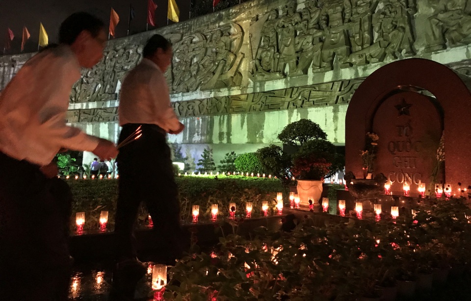 Nghĩa trang liệt sĩ lung linh trong đêm thắp nến tri ân - 5 Nghĩa trang liệt sĩ lung linh trong đêm thắp nến tri ân - 5