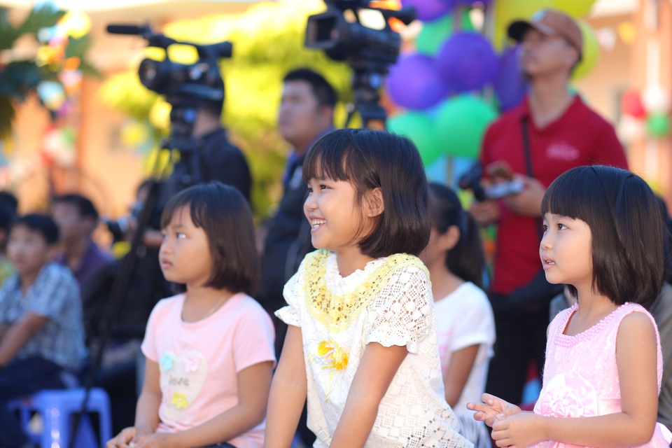 Phan Anh, Helly Tống "kết nối yêu thương" với trẻ em mái ấm Đà Nẵng - 3 Phan Anh, Helly Tống "kết nối yêu thương" với trẻ em mái ấm Đà Nẵng - 3