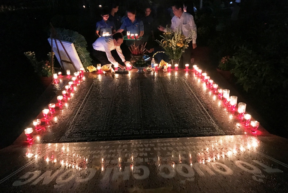 Nghĩa trang liệt sĩ lung linh trong đêm thắp nến tri ân - 7 Nghĩa trang liệt sĩ lung linh trong đêm thắp nến tri ân - 7