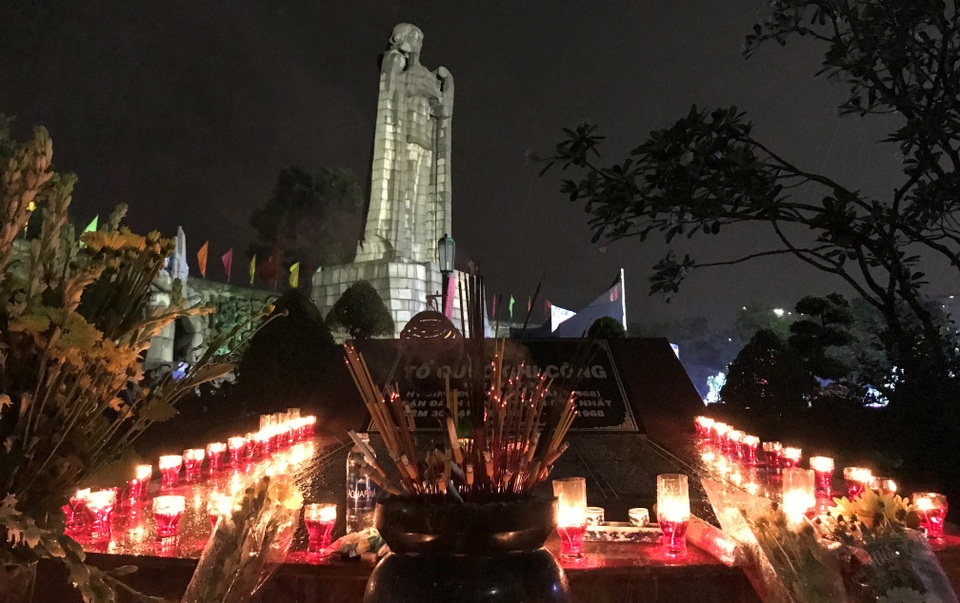 Nghĩa trang liệt sĩ lung linh trong đêm thắp nến tri ân - 1 Nghĩa trang Liệt sĩ TPHCM lung linh trong đêm thắp nến tri ân 70 năm ngày Thương binh Liệt sĩ