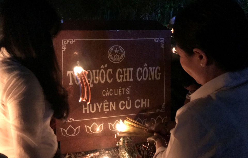 Nghĩa trang liệt sĩ lung linh trong đêm thắp nến tri ân - 8 Nghĩa trang liệt sĩ lung linh trong đêm thắp nến tri ân - 8