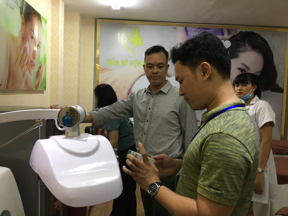 Ngay giữa Hà Nội, thẩm mỹ viện thực hiện tiêm giảm béo “chui” cho bệnh nhân - 1 Đoàn kiểm tra của Sở Y tế Hà Nội kiểm tra đột xuất tại cơ sở Thẩm mỹ Rose. Ảnh: T.A