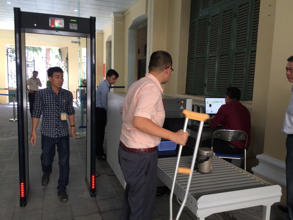 Vào trụ sở UBND TPHCM phải đi qua cổng từ, máy soi - 4
Một số hình ảnh kiểm tra khách ra vào trụ sở UBND TPHCM sáng 31/3.