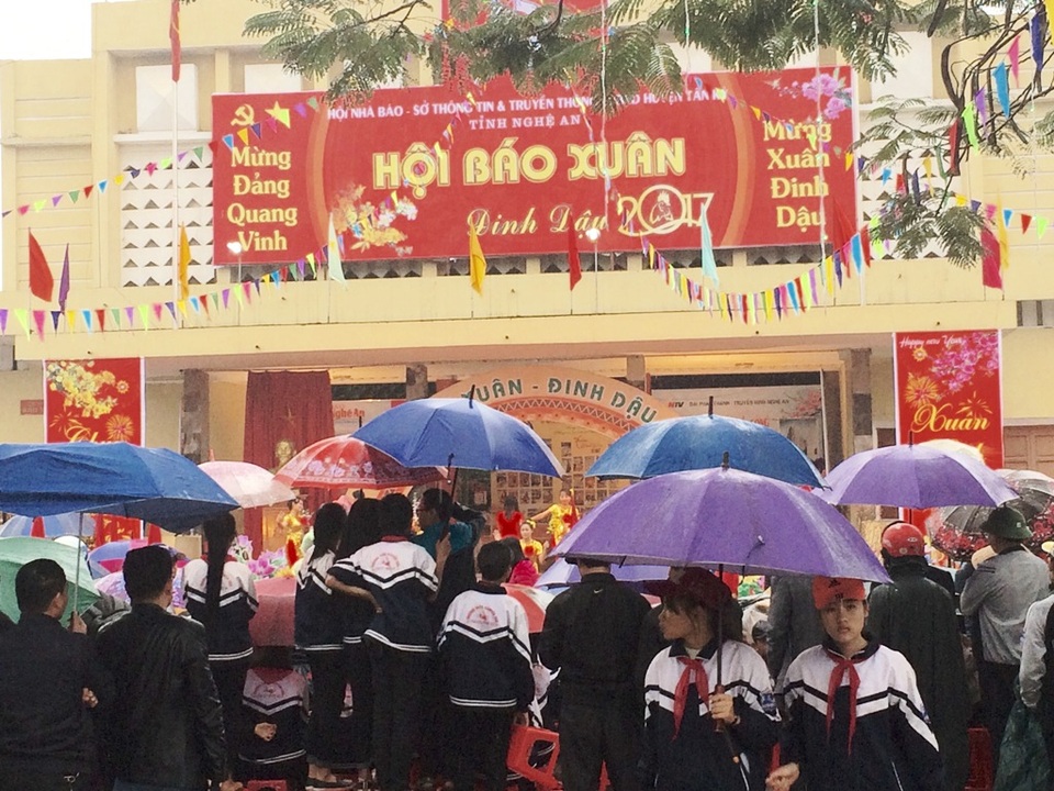 Đội mưa, háo hức khai Hội Báo xuân Đinh Dậu - 6 Mặc dù trời mưa nhưng có rất đông người đến tham dự.