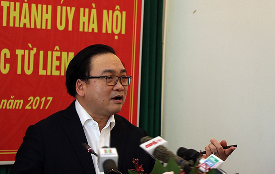 Bí thư Hà Nội: Không được buông xuôi trong cuộc chiến giành lại vỉa hè! - 1
Ông Hoàng Trung Hải cho rằng lập lại trật tự vỉa hè là việc khó nhưng không được buông xuôi