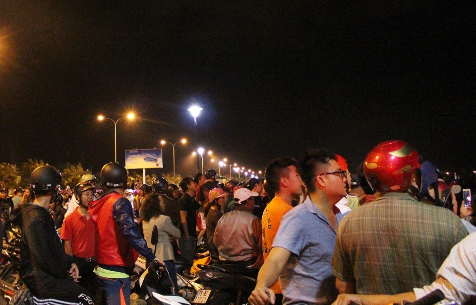 Trắng đêm khống chế đám cháy cực lớn ở Nha Trang - 5 Hàng trăm người dân theo dõi việc khống chế vụ cháy được cho là lớn nhất ở TP Nha Trang trong nhiều năm qua