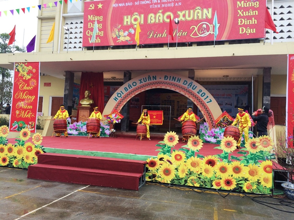 Đội mưa, háo hức khai Hội Báo xuân Đinh Dậu - 2 Đánh trống khai hội.