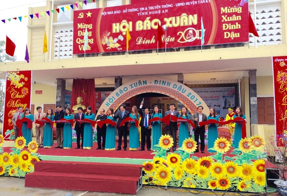 Đội mưa, háo hức khai Hội Báo xuân Đinh Dậu - 4 Lễ cắt băng khai mạc.