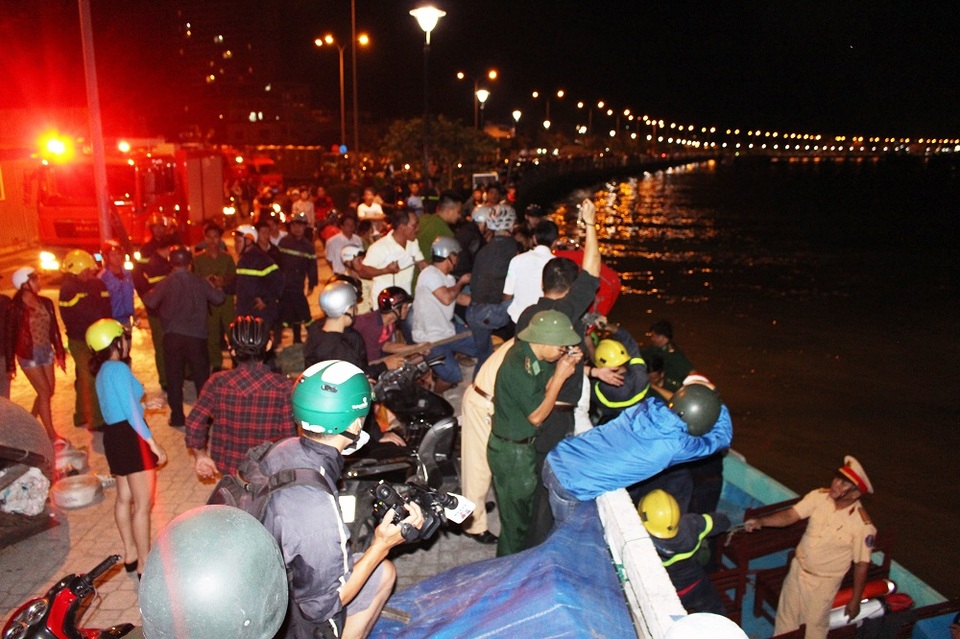 Trắng đêm khống chế đám cháy cực lớn ở Nha Trang - 6 Lực lượng chức năng trắng đêm tiếp cận vụ cháy để cứu tài sản cho dân. Hiện chưa xác định có người bị kẹt trong đám cháy hay không