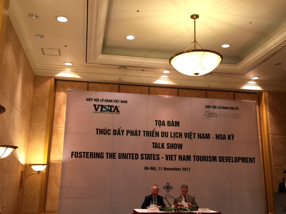 Hợp tác phát triển du lịch Việt – Mỹ đứng trước nhiều cơ hội mới - 1 Chủ tịch Hiệp hội Lữ hành Việt Nam (VISTA) Vũ Thế Bình và ông Jay Ellenby - Chủ tịch Hiệp hội Lữ hành Mỹ (ASTA) trong buổi tọa đàm