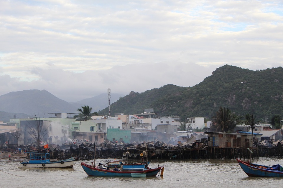 Hoang tàn hiện trường vụ cháy hơn 70 nhà dân ở Nha Trang - 1
Sáng 18/1, vụ cháy kinh hoàng xảy ra ở khu nhà chồ ven sông Cái ở phường Vĩnh Phước, TP Nha Trang đã được khống chế