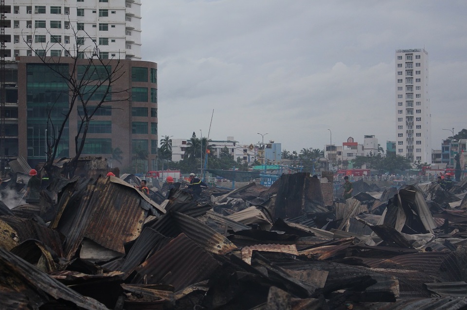 
70 căn nhà ở khu vực này đã bị thiêu rụi hoàn toàn sau vụ cháy kinh hoàng vào đêm qua
