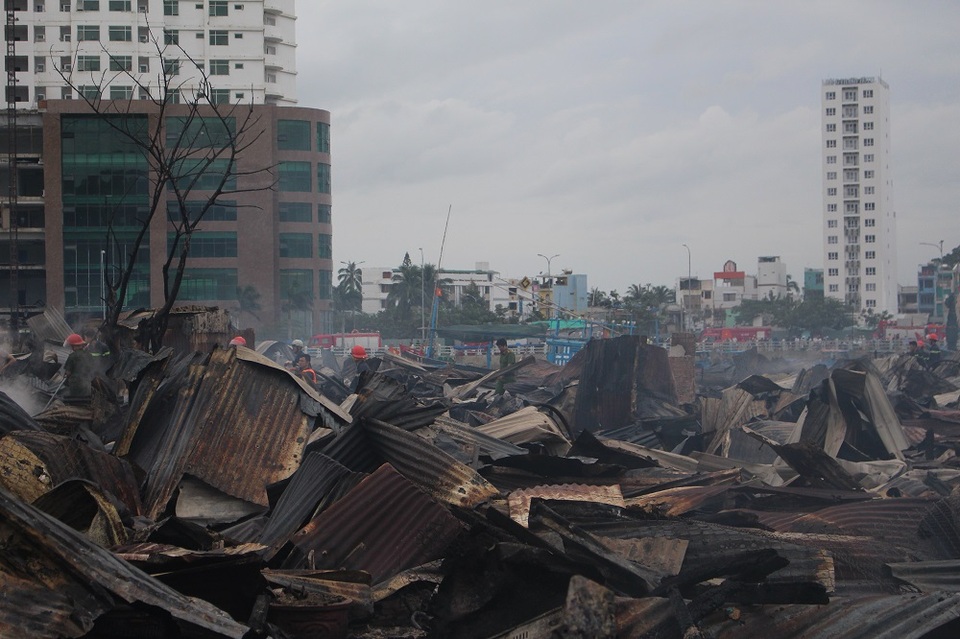 Hoang tàn hiện trường vụ cháy hơn 70 nhà dân ở Nha Trang - 6
Nhiều người đã không giấu được sự xót xa, lao vào đống đổ nát gào khóc vì nhà cửa bị thiêu rụi chỉ sau một đêm