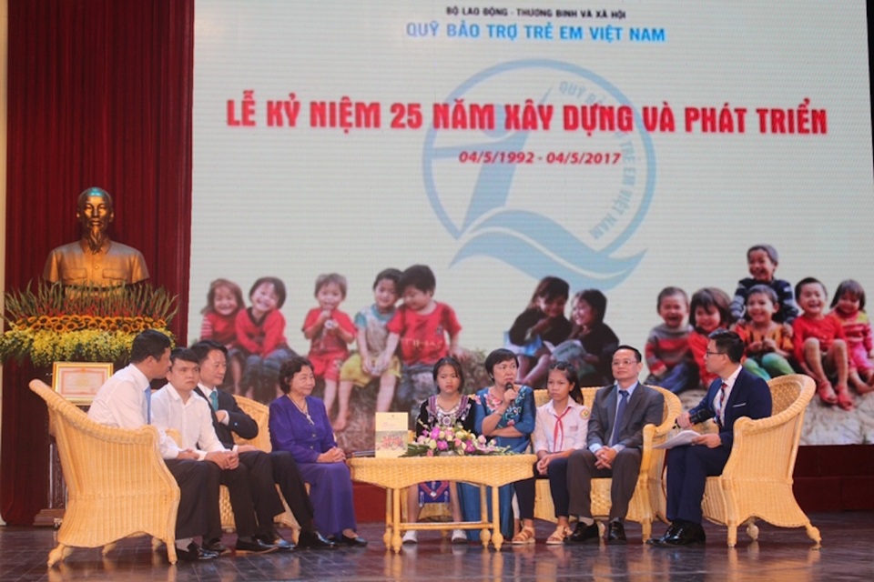 PNJ hỗ trợ 10,5 tỷ đồng giúp đỡ trẻ em Việt Nam - 1 Bà Cao Thị Ngọc Dung (giữa) cùng trò chuyện tại lễ Kỷ niệm 25 năm xây dựng và phát triển Quỹ Bảo Trợ Trẻ Em Việt Nam