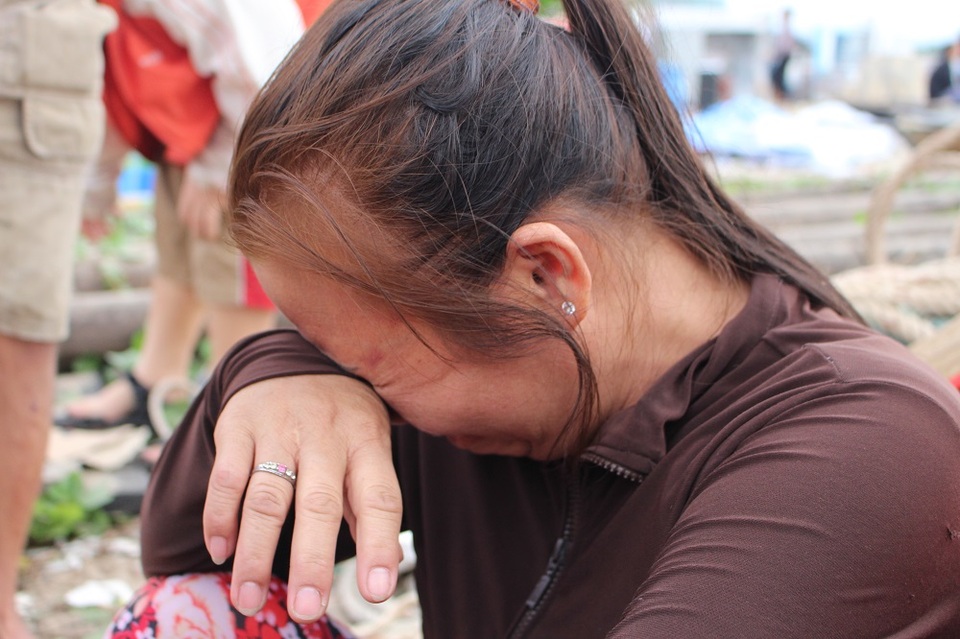 
Nhiều phụ nữ đã bật khóc nức nở vì sau một đêm trở thành trắng tay, bất định
