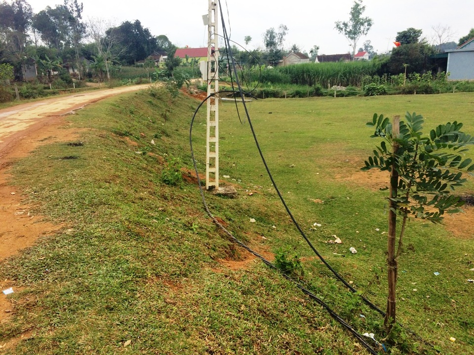 
Mặc dù đã 4 ngày trôi qua nhưng mọi việc vẫn không được sửa chữa, khiến nhiều người dân gặp khó khăn trong sinh hoạt hàng ngày
