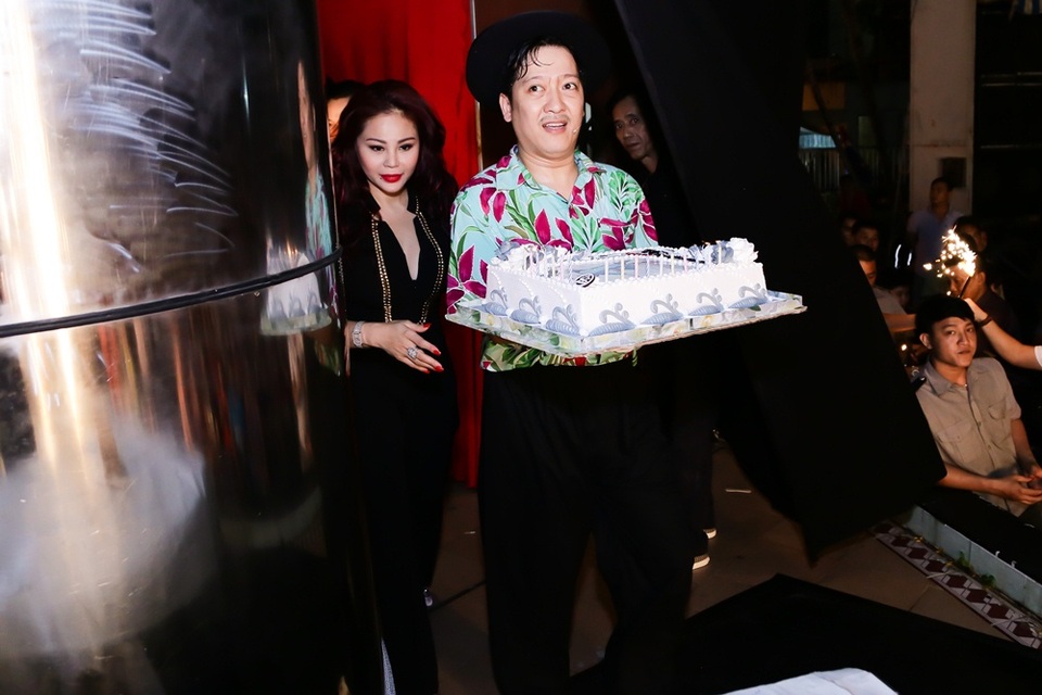 Hari Won thể hiện sự hài hước mừng sinh nhật ông xã Trấn Thành - 6 Là người đồng hành thực hiện minishow cùng với Trấn Thành, danh hài Trường Giang cũng chúc mừng sinh nhật anh ngay trên sân khấu.