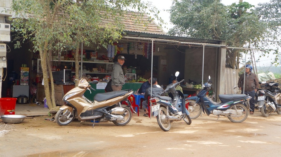 Nhiều người dân đã kéo nhau ra quán gần nhất để sạc pin dự phòng khi không có điện.