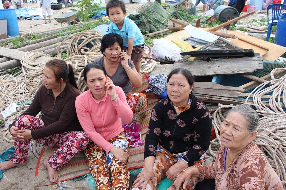 Hoang tàn hiện trường vụ cháy hơn 70 nhà dân ở Nha Trang - 11
400 người dân có nguy cơ sống cảnh màn trời chiếu đất sau vụ cháy. Chủ tịch TP Nha Trang - ông Nguyễn Văn Danh cho biết, trước mắt TP sẽ bố trí chỗ ở tạm thời cho những người dân bị nạn.