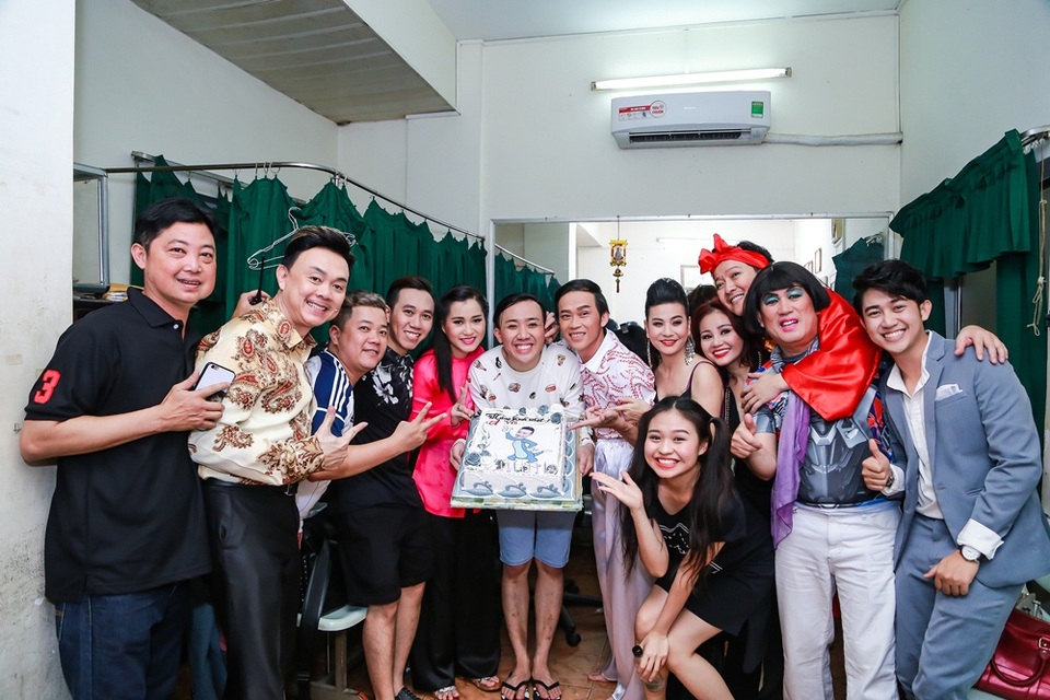 Hari Won thể hiện sự hài hước mừng sinh nhật ông xã Trấn Thành - 11 Bên cạnh đó, các danh hài Hoài Linh, Chí Tài, Cát Phượng, Lê Giang, Anh Đức… cũng vui vẻ chúc mừng sinh nhật Trấn Thành ở ngay sau hậu trường show diễn.