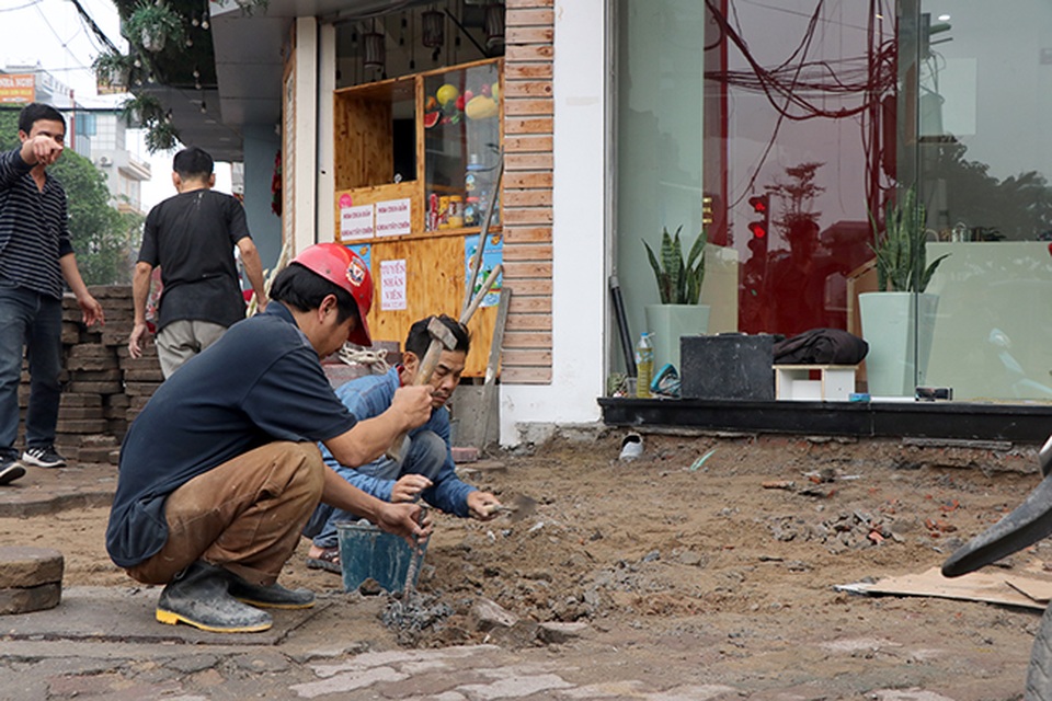 Hà Nội: Ngổn ngang "công trường" tu chỉnh vỉa hè - 10
Nhiều nhà dân tự thuê nhân công phá dỡ phần xây dựng chồi ra vỉa hè