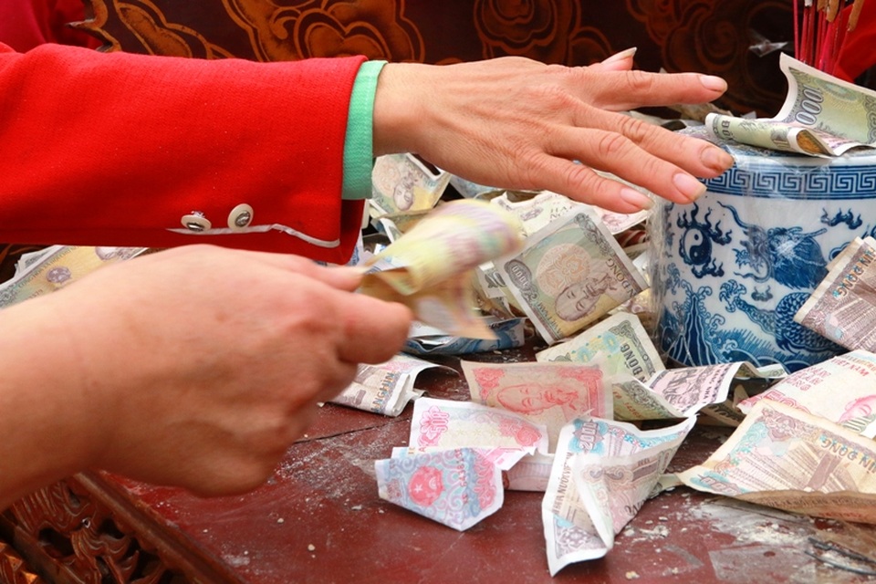 Các loại tiền người dân ném lên kiệu đầy đủ các mệnh giá khác nhau.