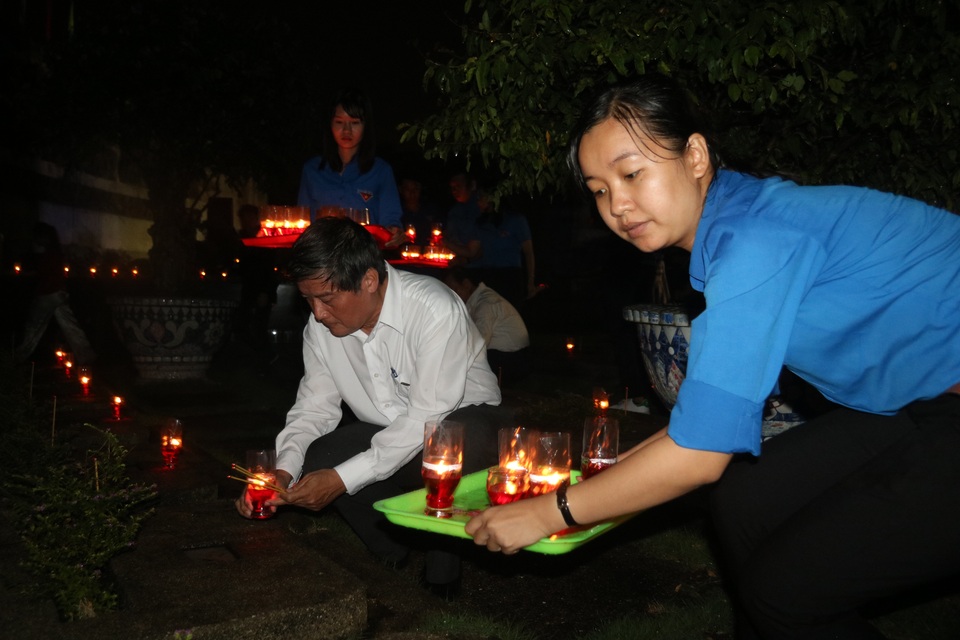 Nghĩa trang liệt sĩ lung linh trong đêm thắp nến tri ân - 6
Các vị lãnh đạo, nguyên lãnh đạo TPHCM thắp nến tại mộ phần các Anh hùng liệt sĩ ở Nghĩa trang Liệt sĩ TPHCM.