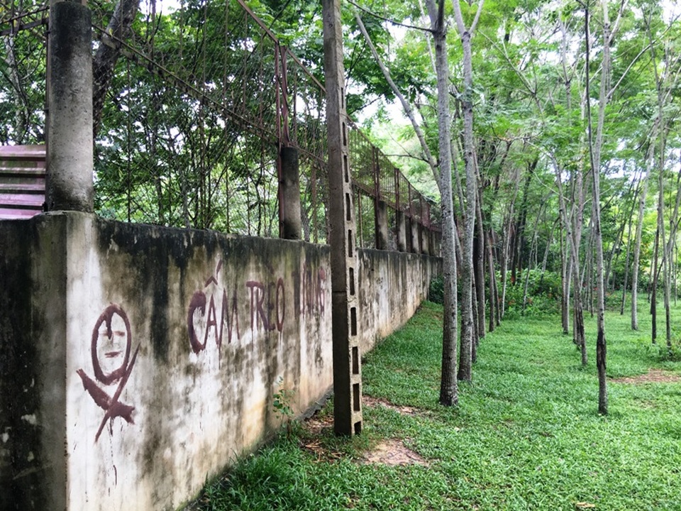Vụ hổ vồ rách chân trẻ: Nuôi nhốt hàng chục con hổ sát khu dân cư - 1 Bờ bao xung quanh trang trại hổ tại xã Xuân Tín
