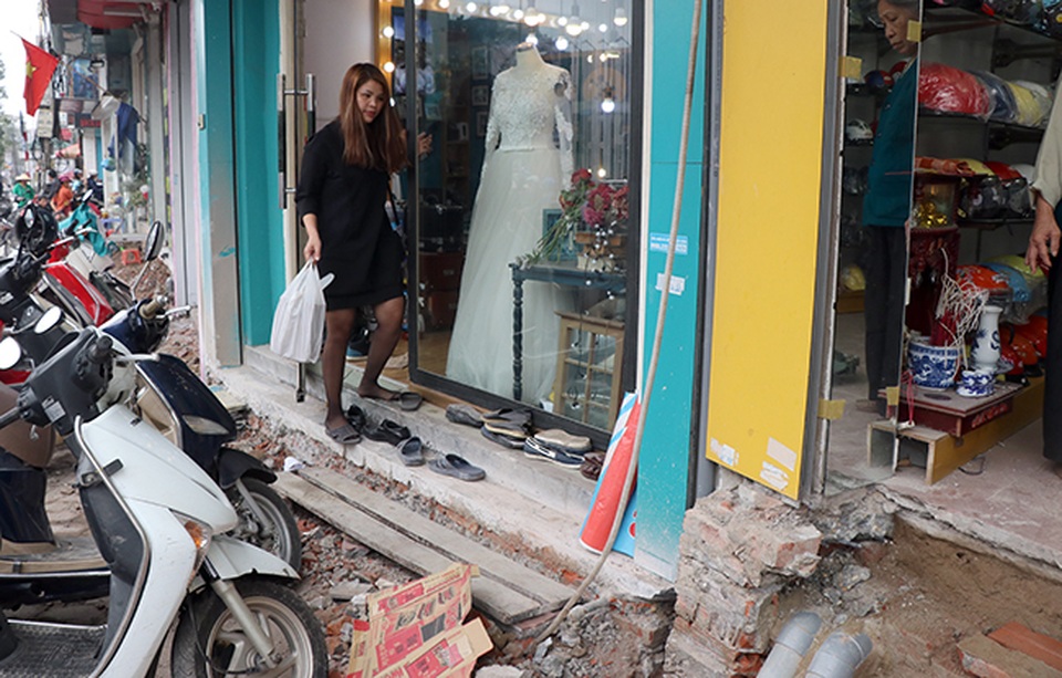 Hà Nội: Ngổn ngang "công trường" tu chỉnh vỉa hè - 6
Tình hình kinh doanh, buôn bán của các cửa hàng trên những tuyến phố lớn gặp khó khăn nhất định khi vỉa hè đang bị cảnh phá dỡ, cắt gọt