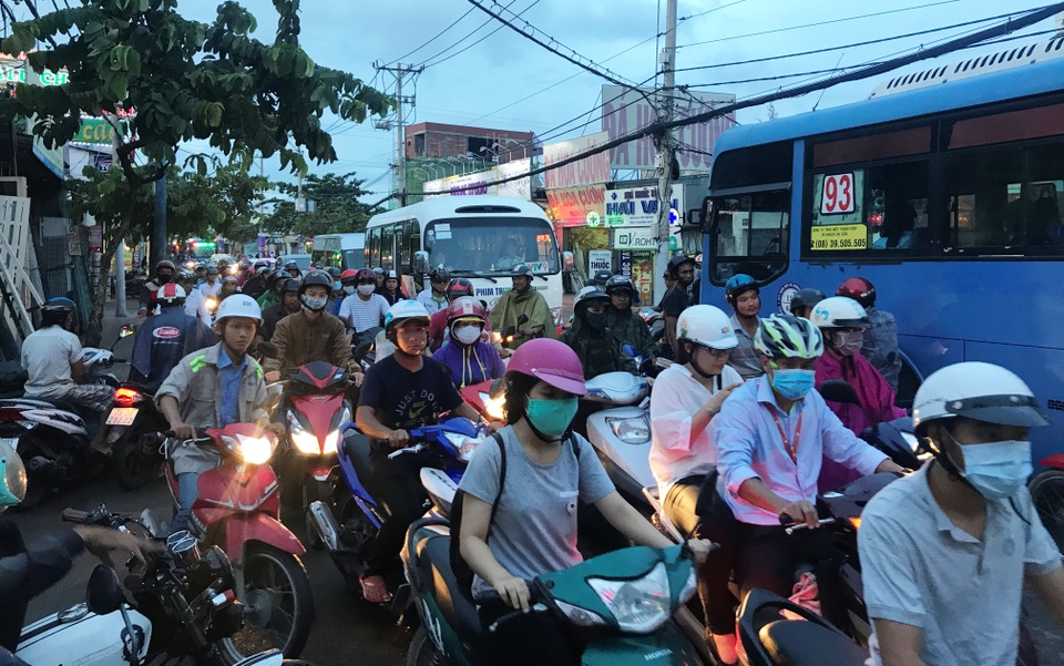 Ùn tắc giao thông nghiêm trọng vì… mở rộng đường? - 4 Vụ kẹt xe nghiêm trọng xảy ra ở ngã 3 đường Trường Thọ và Kha Vạn Cân, quận Thủ Đức vào giờ cao điểm chiều ngày 4/8...