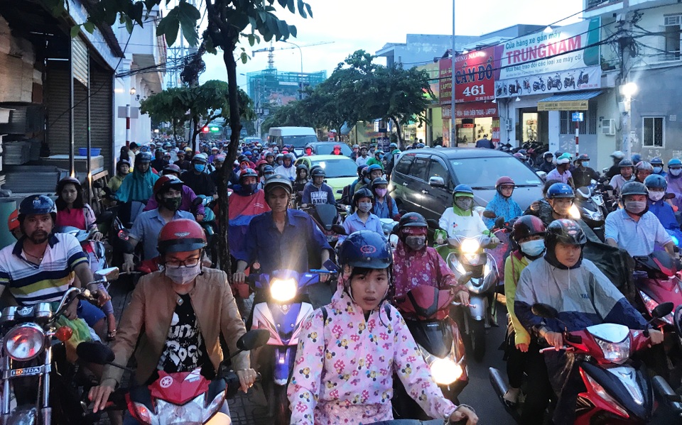 Ùn tắc giao thông nghiêm trọng vì… mở rộng đường? - 1
Tình trạng ùn tắc giao thông thường xuyên xảy ra tại giao lộ đường Trường Thọ và Kha Vạn Cân, quận Thủ Đức, TPHCM suốt nhiều tháng qua.