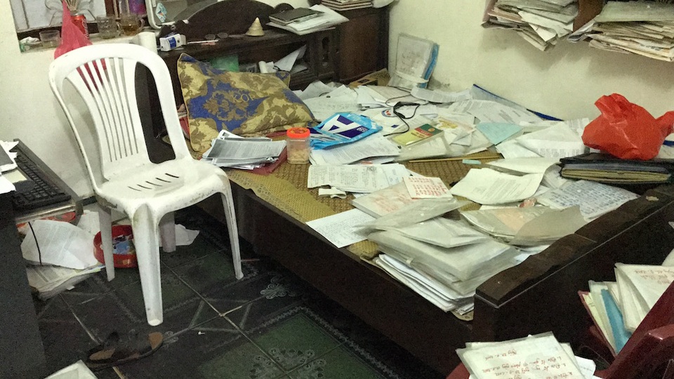 Hơn 13 năm, 10 phiên tòa mòn mỏi đi đòi một mảnh đất: Có bỏ lọt “tội phạm”? - 9 Hồ sơ của ông được bày khắp phòng nhưng cũng rất cẩn thận trong việc sắp đặt từng chi tiết vụ việc, các văn bản liên quan...