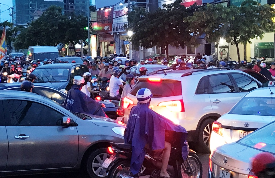 Ùn tắc giao thông nghiêm trọng vì… mở rộng đường? - 2
Xe cộ từ các hướng đường Trường Thọ và Kha Vạn Cân dồn dập đổ đến nút giao đã khiến tình trạng ùn tắc hết sức phức tạp.