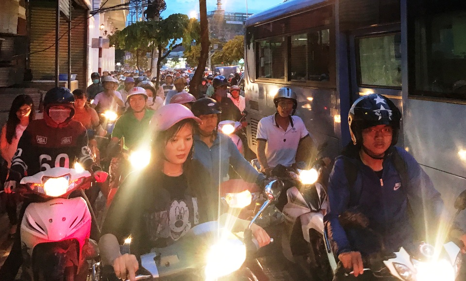 Ùn tắc giao thông nghiêm trọng vì… mở rộng đường? - 6 Vụ ùn tắc kéo dài suốt nhiều giờ nhưng không có bất cứ lực luợng nào đến để điều tiết, phân luồng giao thông.