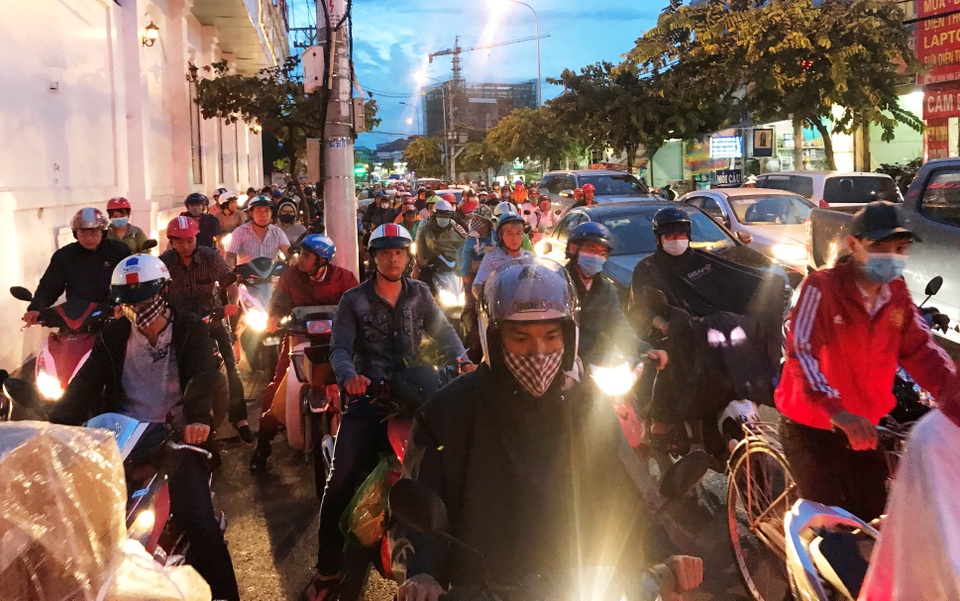 Ùn tắc giao thông nghiêm trọng vì… mở rộng đường? - 5 Ùn tắc kéo dài suốt từ chiều đến tối trên đường Kha Vạn Cân (đoạn tại nút giao với đường Trường Thọ).