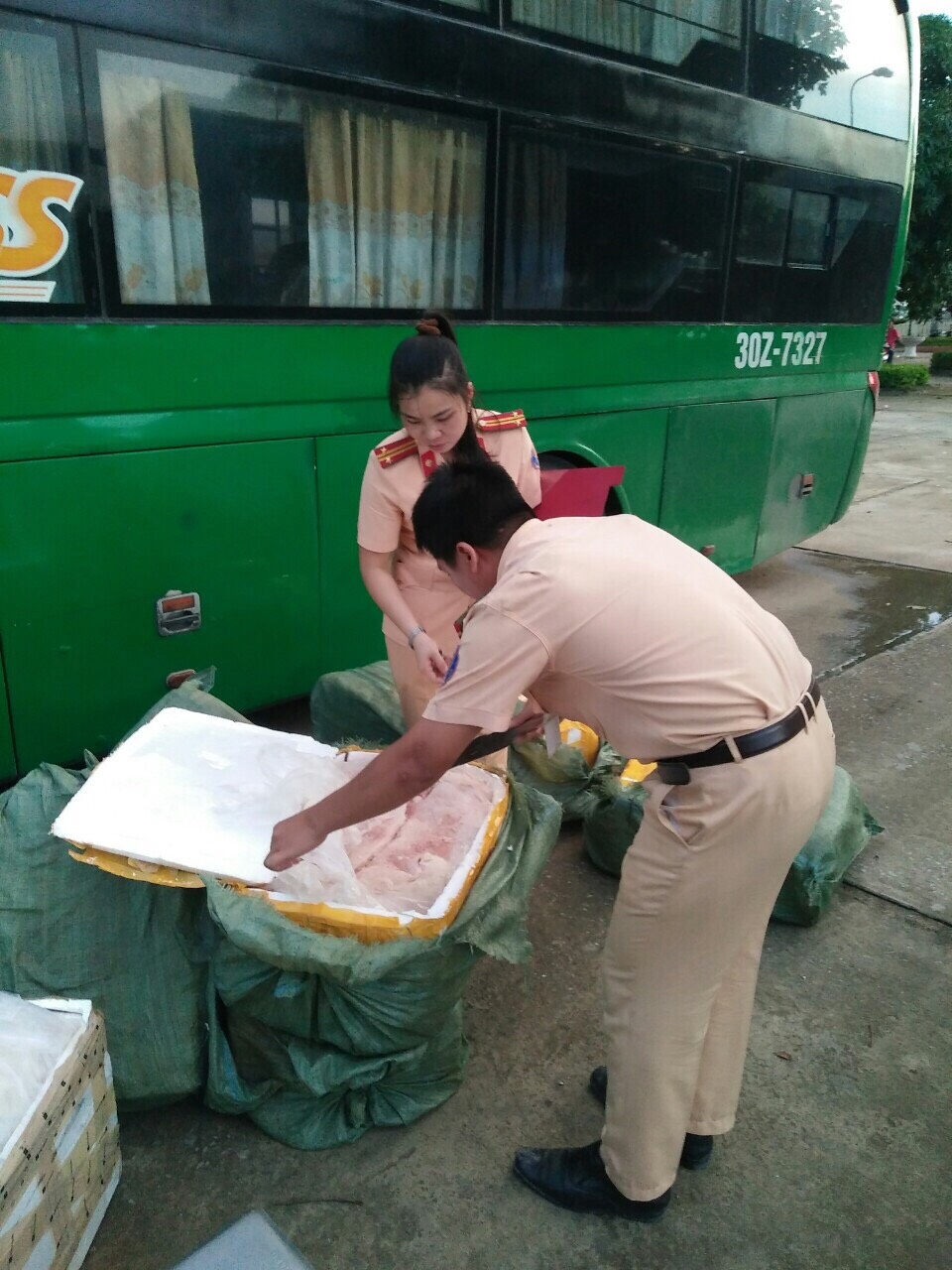 Gần 1 tấn nầm lợn đang phân hủy trên đường từ Bắc vào Nam - 1 Chiếc xe khách cùng số thực phẩm bẩn đang trên đường từ Bắc vào Nam thì bị bắt giữ