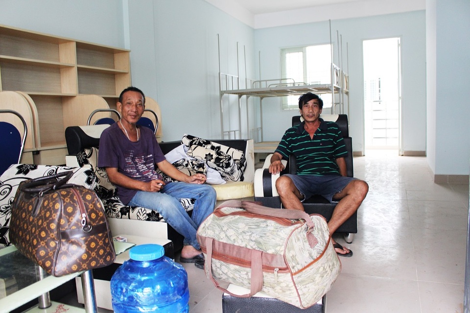 Sau vụ cháy cực lớn, ngư dân lạ lẫm với cuộc sống trong ký túc xá - 2 Nhiều người không giấu được vẻ bất thần sau vụ cháy kinh hoàng, thiêu rụi hết nhà cửa